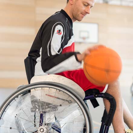 Rollstuhlfahrer beim Ballspiel